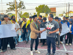 Tuntut Tuntaskan Kasus TP Dewan, Puluhan Mahasiswa Lurug Kejaksaan Ponorogo dan Hadiahi Obat-obatan