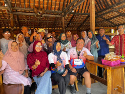 4 Dekade Berpisah, Alumni SDN 1 Sampung Angkatan 1980 Kembali Berkumpul di Goa Lowo Ponorogo 