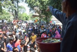 Tradisi Sebar Udikan Meriahkan Maulid Nabi di Madiun, Warga Antusias Berebut Koin Puluhan Juta Rupiah