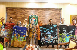 Perkuat Identitas Budaya Baru, Pemkab Lumajang Jadikan Batik Motif Tumpak Sewu