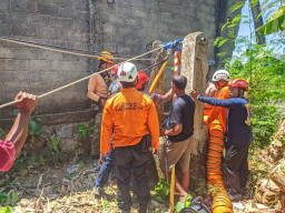 Nenek di Blitar Tercebur ke Sumur Bekas Pembuangan Sampah