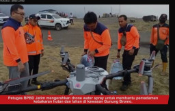 Padamkan Kebakaran Taman Nasional Bromo, Khofifah Gunakan Drone