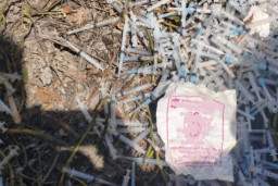 Viral! Limbah Medis B3 Dibuang Ngawur di Saluran Air Exit Tol Tambak Sumur