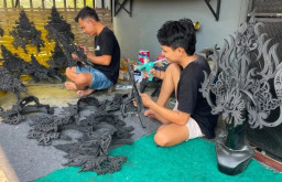 Orderan Ornamen Karnaval Pengrajin Bondowoso Melonjak Jelang HUT RI