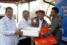 Lewat ‘Dasi Pak Hari Serasi’, Pemkab Pamekasan Beri Bantuan Modal Pelaku Usaha Perikanan