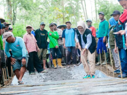 Tingginya Volume Kendaraan, Pemkab Fokus Perbaikan 20 Ruas Jalan di Lumajang