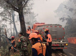Tangani Kebakaran TNBTS, Pemkab Pasuruan Kerahkan 3 Kendaraan Tangki Air hingga Helikopter