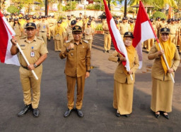 Sambut HUT RI, Pemkot Madiun Bagikan 3.000 Bendera Merah Putih Gratis