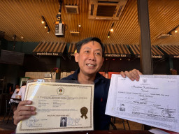 Politisi Demokrat Syukur Priyanto Tunjukkan Ijazah Asli,  Siap Jelaskan di Pengadilan