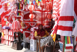Tren Penjualan Bendera di Surabaya Anjlok, Pedagang Kawasan Darmokali Pilih Jualan Online