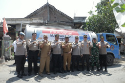 Atasi Dampak Kemarau Panjang, Polres Blitar Salurkan 20.000 Liter Air Bersih ke Warga Terdampak