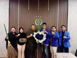 HUT Kejaksaan, PMII Madiun Hadiahi Sapu dan Jebakan Tikus