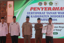 Cegah Konflik, Bupati Gus Barraa Serahkan 242 Sertipikat Tanah Wakaf