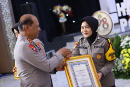 Penghargaan Predikat Bhabinkamtibmas No 1 Polda Jatim, Diraih Brigadir Polisi Riska Elviyana SH
