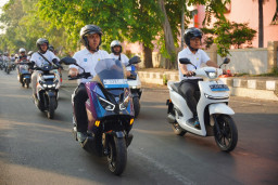 Hari Pelanggan Nasional, PLN UID Jatim Gelar Konvoi Motor Listrik dan Senam Sehat di Surabaya
