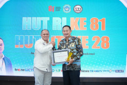 Wujudkan Infrastruktur Jalan Mulus dan Terkoneksi, Bupati Lamongan Diganjar Penghargaan dari IJTI