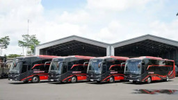 Calon Penumpang Pesawat Terbang, Cari Bus Premium