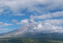 Warga Lumajang Diimbau Patuhi Zona Bahaya Gunung Semeru Level III Siaga