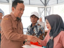 Lewat Program PTSL, Pemkab Serahkan 80 Sertifikat Tanah ke Warga Magetan