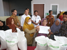 Bagikan Bantuan Beras 800 Kilogram, Pemkot Surabaya Libatkan Karang Taruna