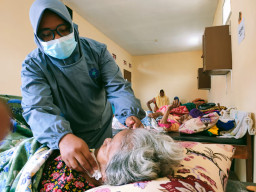 Mantan Wartawan ini Dirikan Panti Jompo Untuk Rawat Puluhan Lansia Terlantar