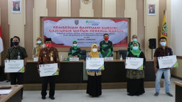 Bupati Jombang Serahkan Bantuan Subsidi Pekerja Secara Simbolis