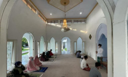 Bupati Lumajang Shalat Ied dengan Keluarga dan Staffnya