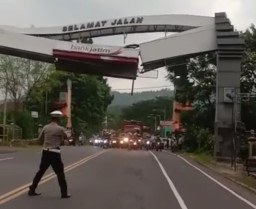 Gapura Tugu Perbatasan Mojokerto-Pasuruan Watukosek Ambruk