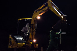 FOTO : 24 Jam Kerja Keras Petugas Pemakaman Covid-19