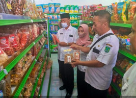 Disperindag Kabupaten Pasuruan Sidak Mamin Kadaluarsa