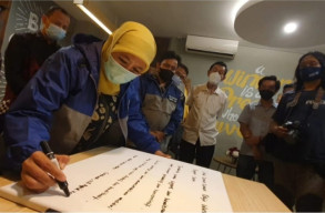 Gubernur Khofifah Resmikan Pressroom di Pemprov Jatim