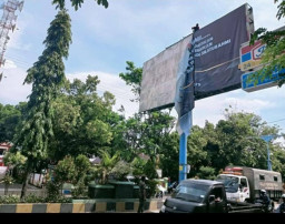 Banner Relawan HATI Diturunkan Satpol PP
