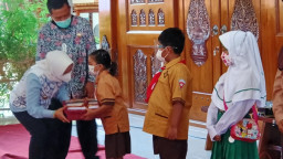 Wali Kota Ning Ita Bagikan Ribuan Seragam dan Perlengkapan Sekolah Gratis