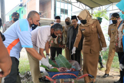 Bupati Mojokerto Serahkan Hewan Kurban Kepada PCNU Kabupaten Mojokerto