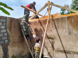 Sinergitas TNI dan Polri Bantu Masyarakat Bedah Rumah Warga yang Tak Layak Huni