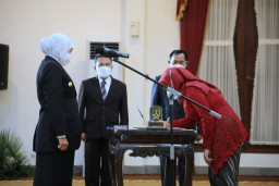 Lantik Komisioner KPID Jatim, Gubernur Khofifah Minta KPID Serius Perangi Berita Palsu