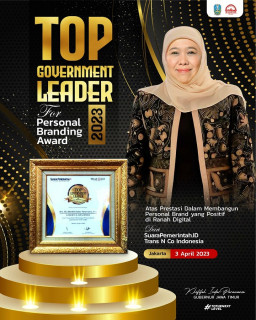 Khofifah Terima Penghargaan Top Government Leader 2023