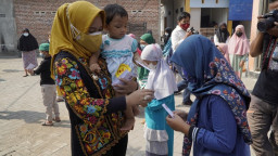 Walikota Bagi-Bagi Kado Angpao Ratusan Anak Taat Prokes