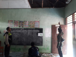 Plafon Atap Sekolah TK Inayatus Shobiyin Roboh dan Menimpa Beberapa Siswa