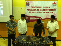 Kadindik Jatim Wahid Resmikan Masjid SMAN 9 Surabaya