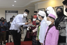 Bentuk Syukur Pimpinan dan Anggota DPRD Kota Surabaya Adakan Bukber dan Santuni Anak Yatim