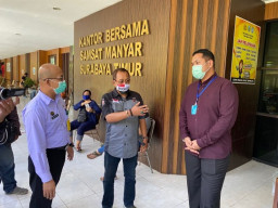 Armuji Cek Kerumunan di Kantor Samsat Manyar