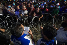 Tak Ditemui Gubernur, Ribuan Buruh Kecewa