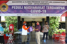 Mahasiswa Prodi DIA Bagikan Bansos untuk Warga