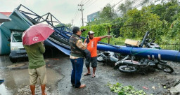 Baliho Roboh Timpa 1 Pikap dan 5 Motor