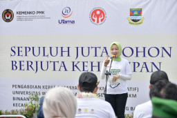 Atalia Ajak Masyarakat Tanam Pohon di Lahan Kritis