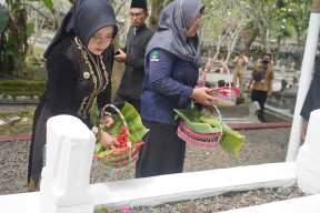 Sambut Peringatan Hari Jadi Ke-730 Kabupaten Mojokerto, Bupati Mojokerto Bersama Forkopimda Ziarah Makam