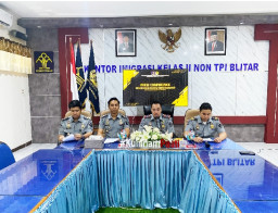 Kantor Imigrasi Kelas II Non-TPI Blitar Serahkan Berkas Perkara 2 WNA Pakistan ke Kejari