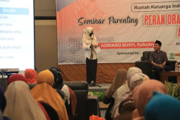 Gelar Seminar Parenting, Bupati Ikfina Minta PKS Ikut Andil Dalam Mencetak Generasi yang Tangguh