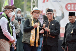 Empat Desa Naik Kelas, Gubernur Ridwan Kamil Serahkan Empat Maskara